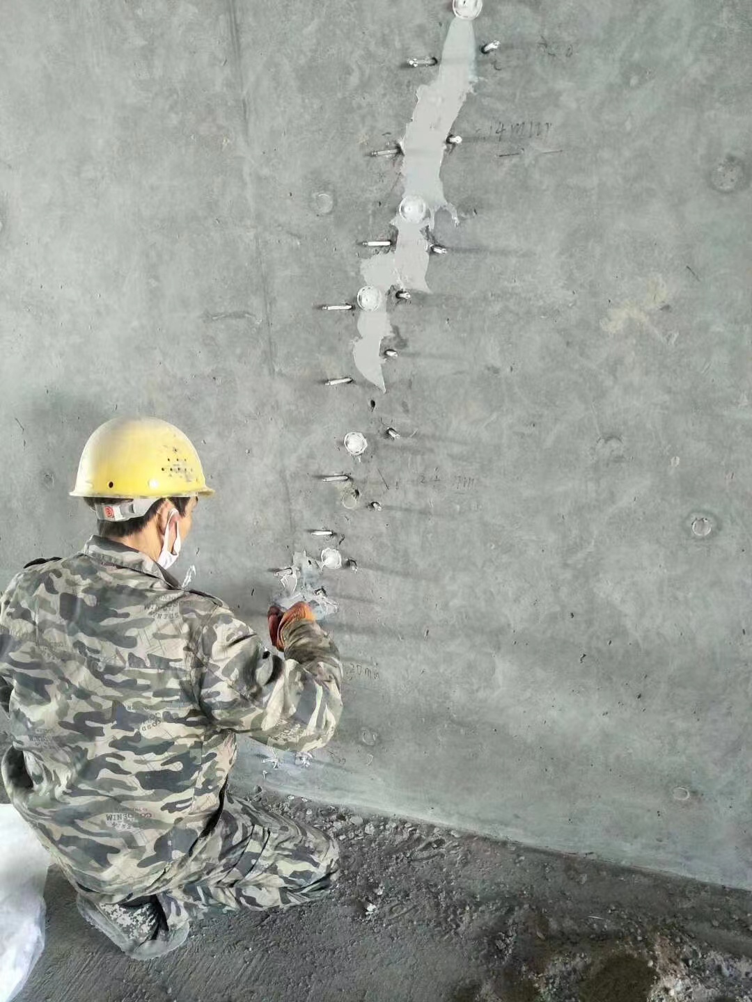 承德混凝土楼板裂缝加固施工的方案